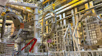 ITER’in füzyon reaktörünün kalbi şekilleniyor: Dev vakum kabı tokamak çukurunda birleşiyor