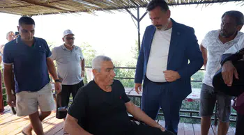 Arsuz'da anlamlı ziyaret: Başkan Üstün, akülü sandalye teslim etti