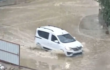 İzmir'de sağanak: Su baskınları ve ağaç devrilmesi hayatı durdurdu