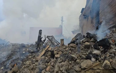 Bolu'da çıkan yangında 5 ev ve 8 samanlık küle döndü! Yangının kaynağı