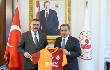Galatasaray yönetimi, İçişleri Bakanı Mustafa Çiftçi'ye hediye ile ziyaret gerçekleştirdi
