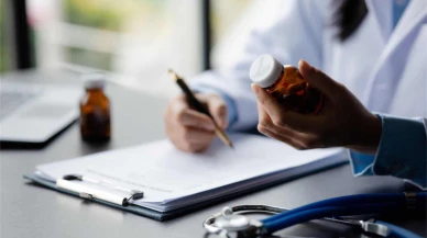 Aile hekimlerinin hastanelere yönlendirdiği kişilerden alınacak muayene katılım payı yüzde 50 indirimli olacak