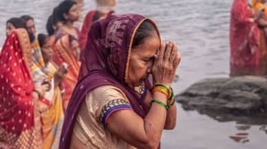 Chhath Puja Festivali'nde binlerce inanan Güneş Tanrısı için toplandı