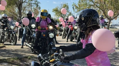 Kadıköy'de meme kanseri farkındalığı için motosiklet ve bisiklet turu