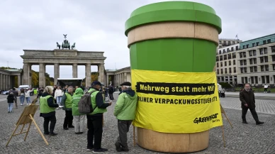 Greenpeace'den bardak eylemi: Tek kullanımlık atıklara dikkat çekildi!