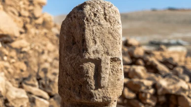 Karahantepe'de 12 bin yıl öncesine ait insan yüzlü dikilitaş bulundu