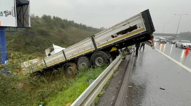 Kuzey Marmara Otoyolu'nda tır şarampole devrildi: 1 yaralı