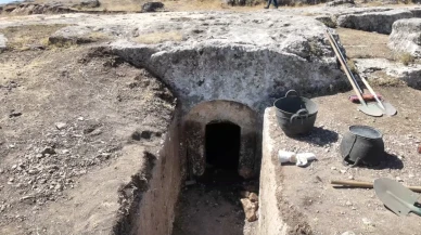 Adıyaman'daki Tharsa Antik Kenti'nde 1800 yıllık oda mezarı keşfedildi