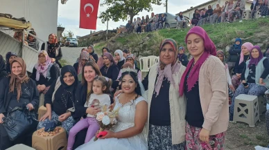 Endonezyalı gelin Manisa’da köy düğünü yaptı