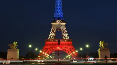 2015 terör saldırıları: Eyfel Kulesi Fransız renkleriyle aydınlatıldı