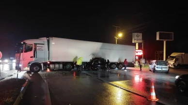Manisa'da tıra çarpan otomobildeki karı koca hayatını kaybetti