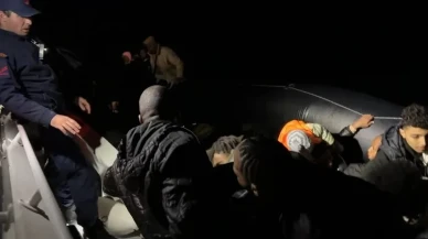 Son dakika: Foça açıklarında sürüklenen lastik bottaki 36 düzensiz göçmen kurtarıldı