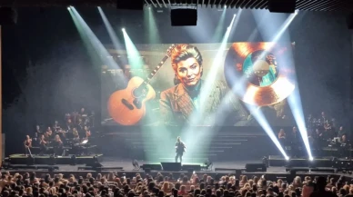 Emre Altuğ’dan masalsı gece: 70 yıllık Türk popu Zorlu’da yankılandı