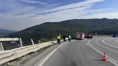 İznik'te kağıt yüklü kamyon 80 metre uçuruma düştü: 2 can kaybı