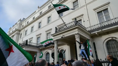 Suriye Bayrağı 12 yıl aradan sonra Londra’da yeniden dalgalanıyor