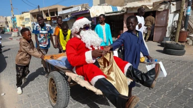 Senegalli Noel Baba çocukları sevindirdi: Thierno Gueye şeker dağıttı