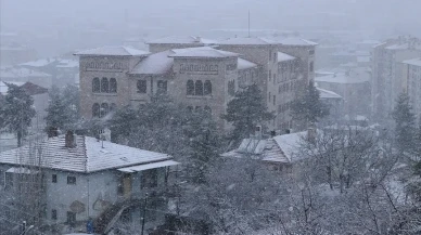 Yozgat'ta kar yağışı etkili oluyor