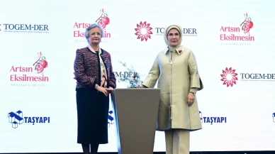 Emine Erdoğan, "Artsın Eksilmesin Dönüşüm Pazarı"nın açılışında nar fidesi ekti