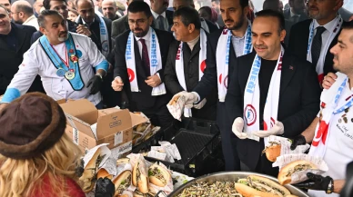 Hamsi Festivali Eyüpsultan’ı sardı: Bakan Kacır tezgah arkasında