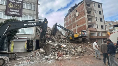 Yıkım anında kaza: İş makinesi operatörü yaralandı