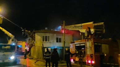 İnegöl'de çıkan yangında itfaiyeden zorlu mücadele