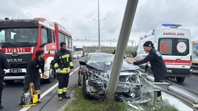 Tekirdağ Ergene’de kontrolden çıkan araç direğe çarptı