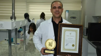 Prof. Dr. Suat Tekin Cumhurbaşkanın'dan Aziz Sancar Ödülü'nü aldı