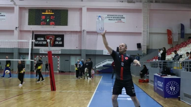 Poşet formalar ve plastik bidonlarla voleybol oynandı