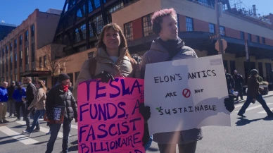 New York'ta göstericiler tesla bayisine zorla girdi