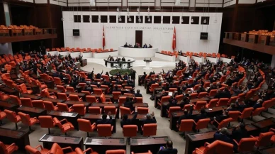 Emekli bayram ikramiyesinin yükseltilmesine yönelik düzenlemeyi de içeren kanun teklifi, TBMM Genel Kurulu'nda