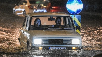 Ankara'da etkili olan gök gürültülü sağanak ve dolu yaşamı olumsuz etkiledi