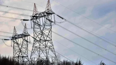 İran'ın Tahran şehrinde, aşırı enerji tüketimi nedeniyle 1103 evin elektriği kesildi