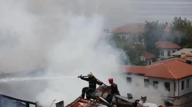 Antalya Kaleiçi'nde otelde çıkan yangın kontrol altına alınmaya çalışılıyor