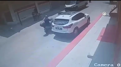 Adana'da motosiklet kazası: Kapıya çarpan sürücü hastaneye kaldırıldı