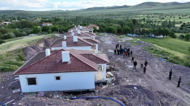 Malatya Arguvan’da deprem konutları yükseliyor: Vali Yavuz çalışmaları yerinde inceledi