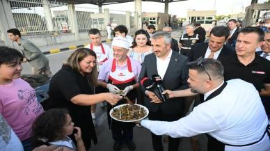 Kapıkule'de gurbetçilere tava ciğerli ve halk oyunlu karşılama