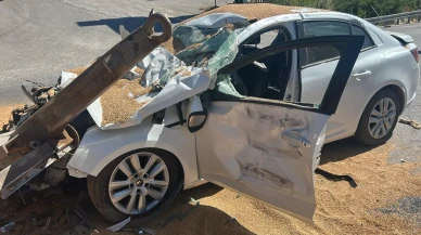 Sivas'ta otomobil-traktör çarpışması: 3 kişi yaralandı