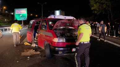 Sultanbeyli'de turistleri taşıyan minibüs kaza yaptı 9 yaralı