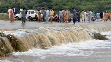 Pakistan'daki muson yağmurları 688 can aldı