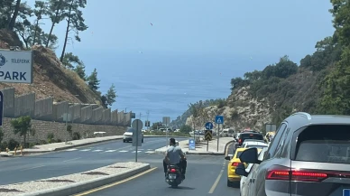 Ölüdeniz'de trafik kaosu devam ediyor