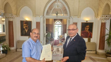 Türkiye'nin Kahire Büyükelçisi Şen Büyük Kahire Kütüphanesi'ne bağışta bulundu