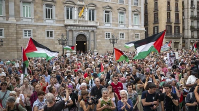 Barselona'da İsrail'in saldırılarına karşı gazetecilerden büyük protesto