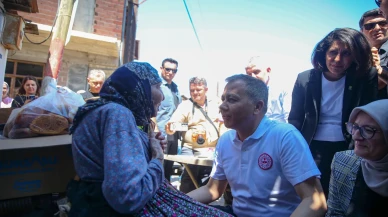 İçişleri Bakanı Yerlikaya Sındırgı'daki deprem bölgesinde vatandaşlarla buluştu