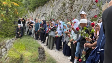 Bosna Hersek'te 33 yıl önceki katliamı unutmamak için 224 gül bırakıldı
