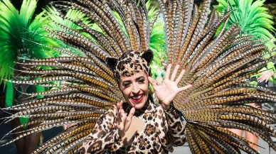 Notting Hill Karnavalı'nda renkli kostümler ve coşku dolu anlar