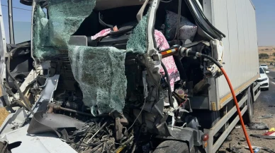 Saman yüklü kamyona çarpan sürücü hayatını kaybetti