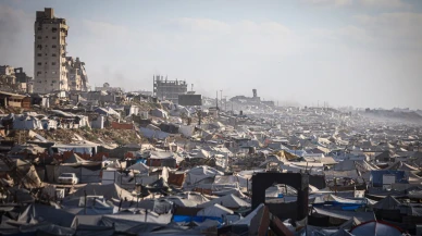 İsrail saldırıları altında binlerce Filistinli Gazze sahiline sıkıştı