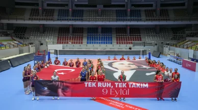 İzmir'in kurtuluşu için voleybol takımları tek yürek