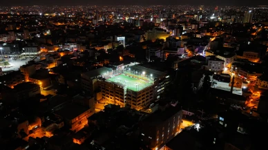 Adana'da çatıdaki halı sahada yaz aylarının keyfini çıkarın