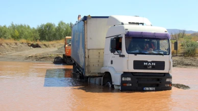 Kızılırmak Nehri'nde kumda mahsur kalan saman yüklü tır 2 gün süren operasyonla kurtarıldı